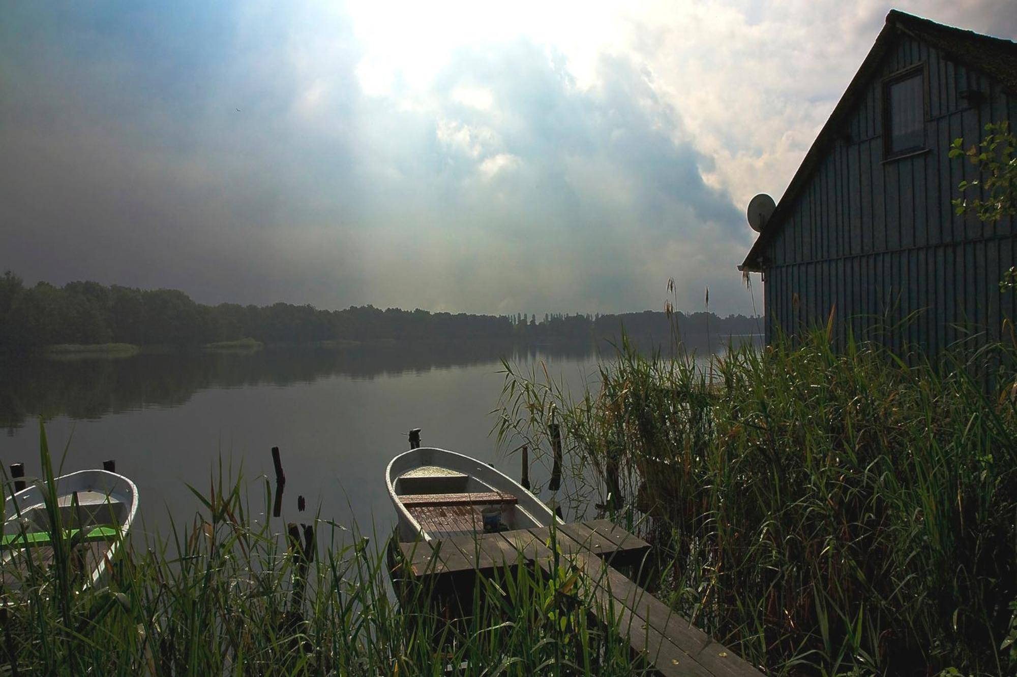 Ferienhaus Am See Perlin Bagian luar foto