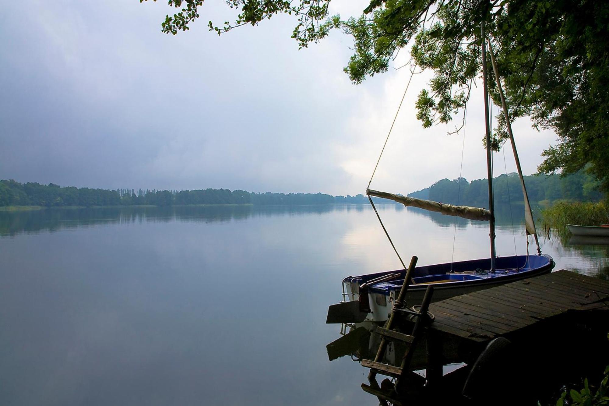Ferienhaus Am See Perlin Bagian luar foto